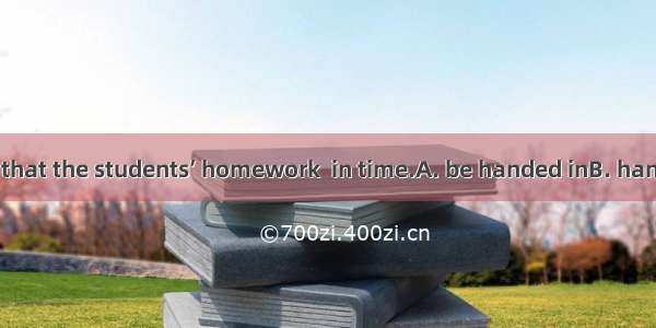 .It is suggested that the students’ homework  in time.A. be handed inB. handed inC. handin